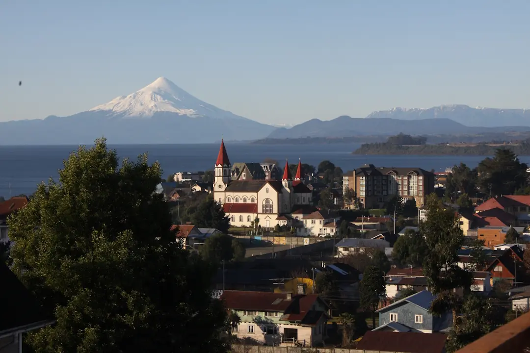Araucanía Región de los Lagos Chile - paisajes volcánicos y cultura indígena mapuche