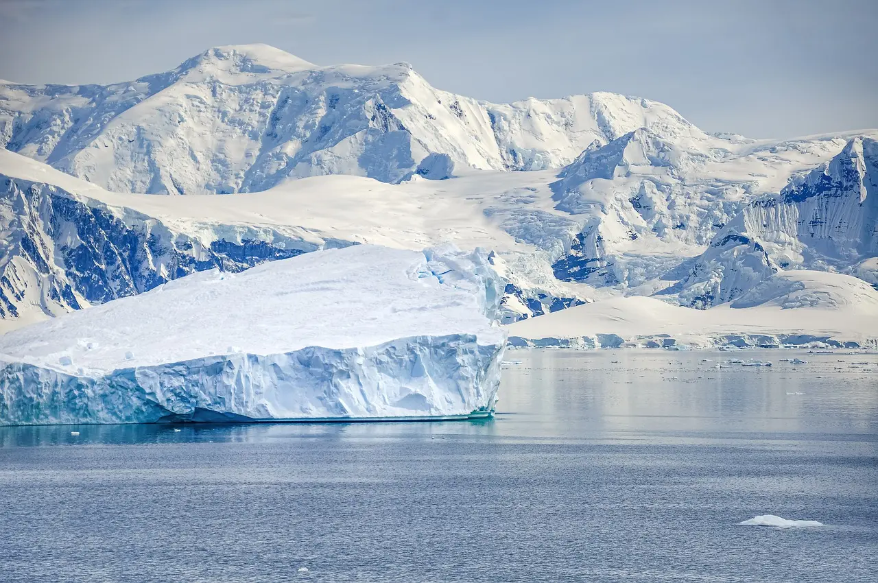 Icebergs y glaciares Península Antártica - tours de expedición exclusivos desde Chile